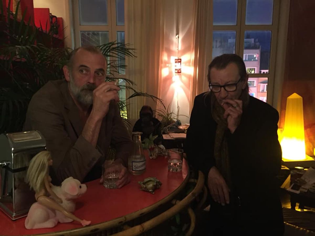 Sam Louwyck (ex-Falling Man) in zee met Danny Bossaer