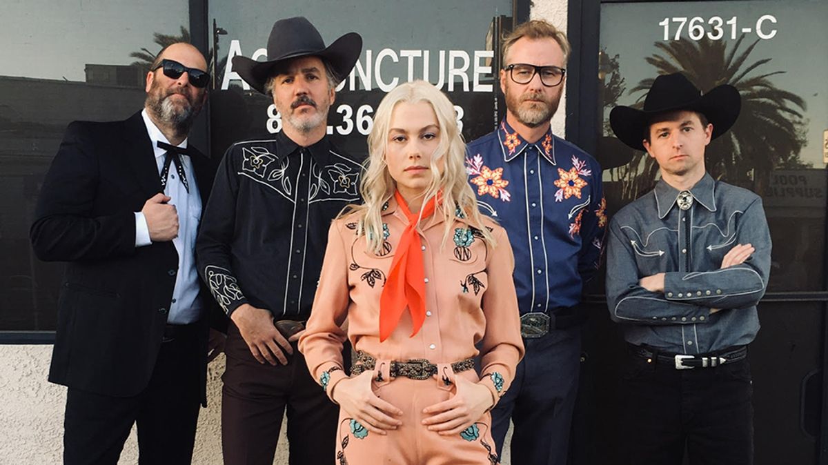 Matt Berninger en Phoebe Bridgers dansen op een slappe koord