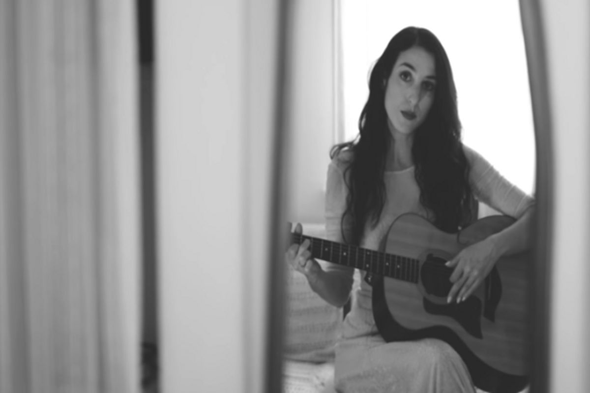 Marissa Nadler gaat in rook op