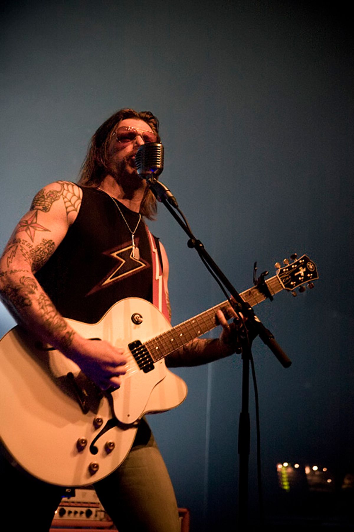 Eagles Of Death Metal - Roze handdoekjes, vuige gitaren en dansende vrouwen