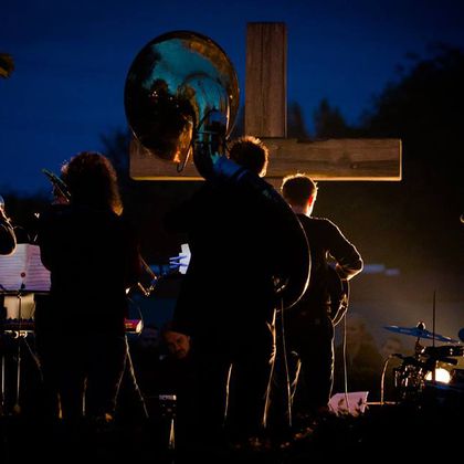 Reveil: muziek en poëzie tussen de grafstenen