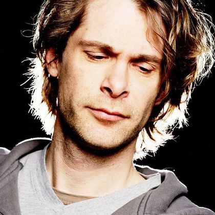 Hans Teeuwen zingt